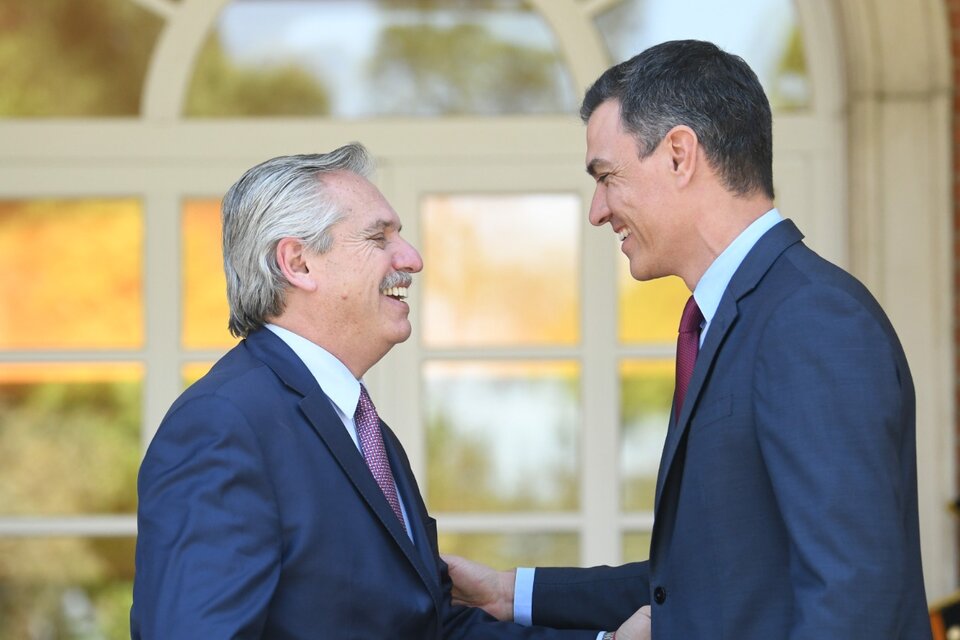 Fernández y Sánchez conversaron sobre “el difícil momento del mundo” por la guerra en Ucrania. (Fuente: AFP)