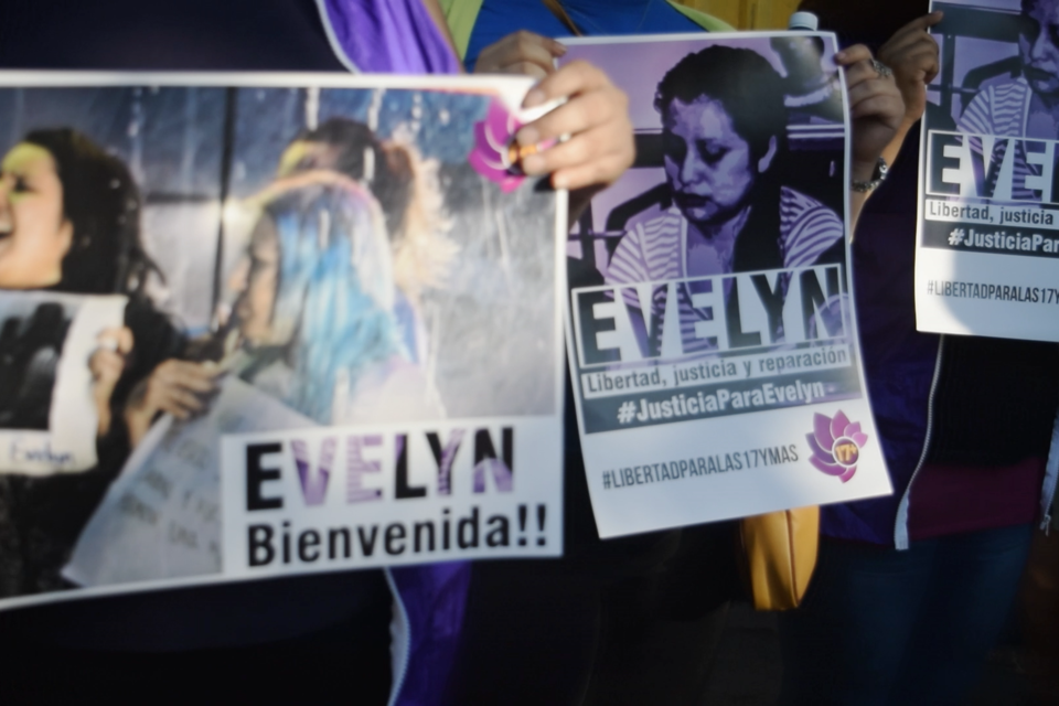Evelyn Hernández fue violada y tuvo un bebé muerto. La condenaron a 30 años de carcel. La Agrupación Ciudadana movilizó una campaña internacional pidiendo su absolución. Fue sobreseída en 2019.