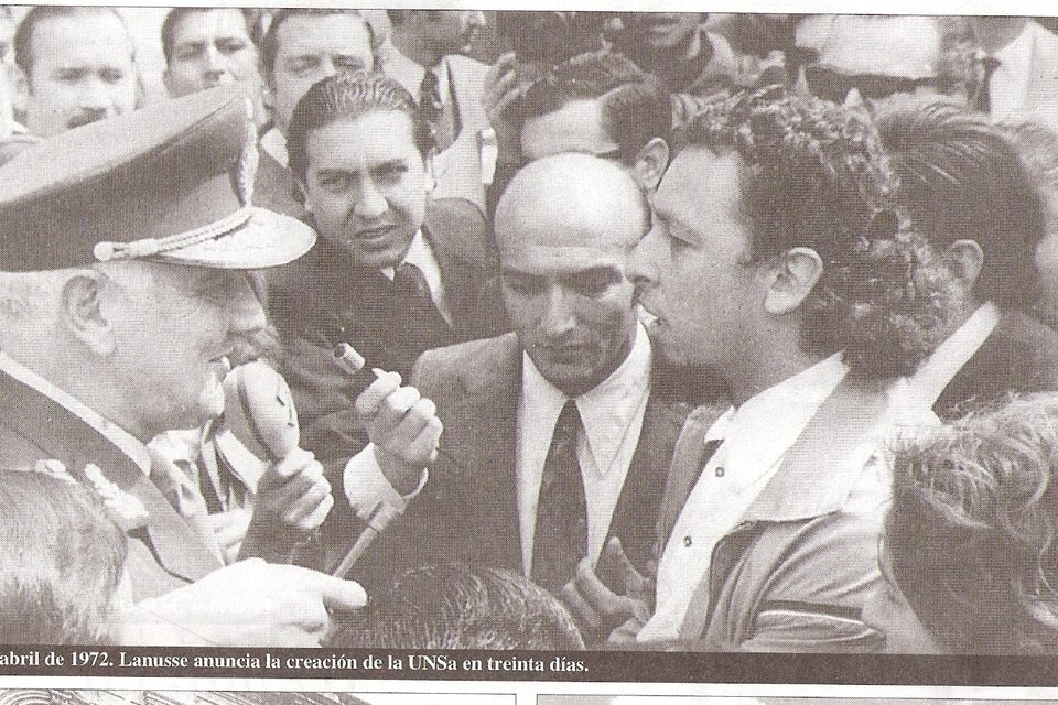 Lanusse enfrentado con el referente estudiantil Luis Borelli en su visita a Salta. 