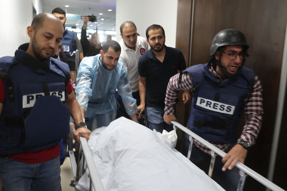 Trabajadores de prensa acompañan la salida del cuerpo de Shireen Abu Akleh del hospital. (Fuente: AFP)
