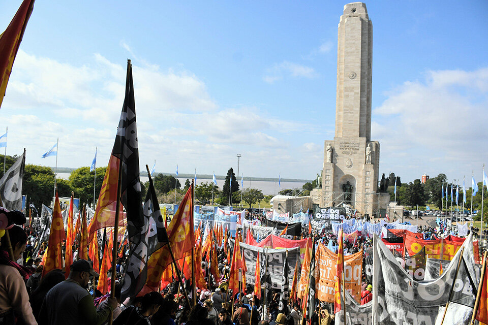 Muchos manifestantes hubo en la hoirnada de ayer en el monumento. (Fuente: Sebastián Granata)