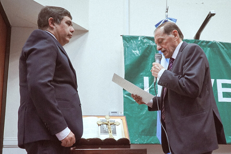 El rector saliente Víctor Claros toma juramento a Daniel Hoyos.  (Fuente: Fotos gentilezas de Erre Elías)