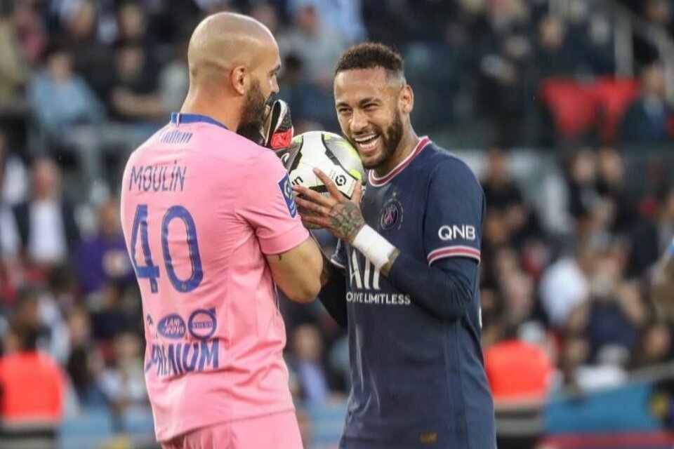  Neymar, antes de la ejecución del penal que convirtió, bromeando con Moulin (Instagram Jessy Moulin).