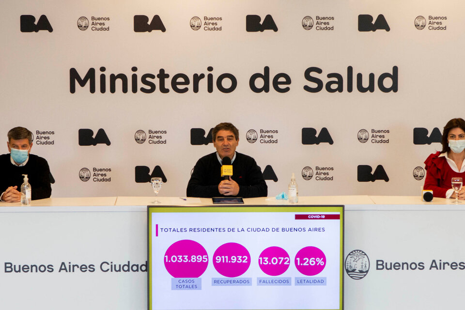 Fernán Quirós, ministro de Salud (CABA), junto a Gabriel Battistella, subsecretario de Atención Primaria, y Paula Zingoni, dir. gral. de Promoción Social y Bienestar, en conferencia de prensa.  (Fuente: GCBA)
