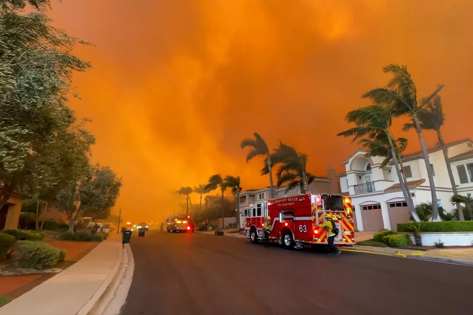 Los incendios se producen en la lujosa costa estadounidense de Laguna Niguel, en California. Foto: (Captura de video).