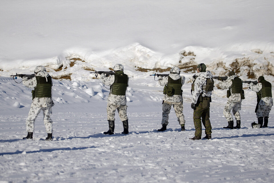 Ejercicios militares de fuerzas finlandesas cerca de la frontera rusa. (Fuente: AFP)