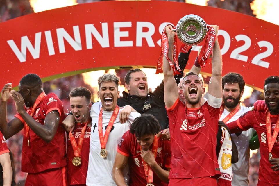 Henderson levanta la Copa para Liverpool, que ya sumó dos trofeos en la temporada (Fuente: AFP)