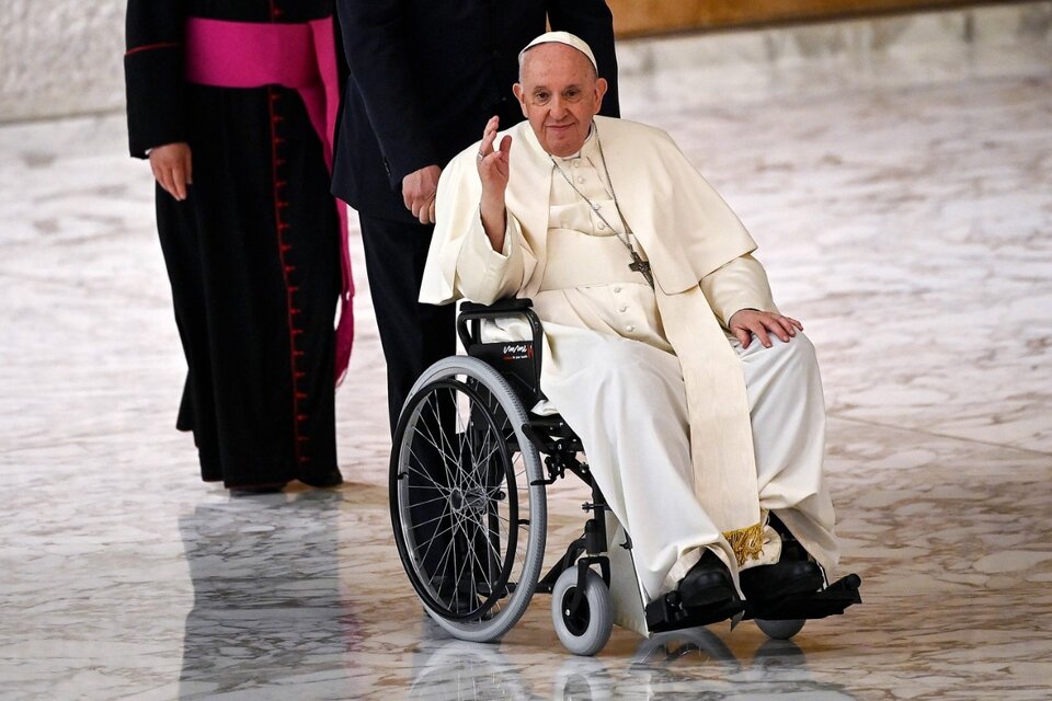 El Papa saluda durante una reunión con peregrinos en el Vaticano. (Fuente: EFE)