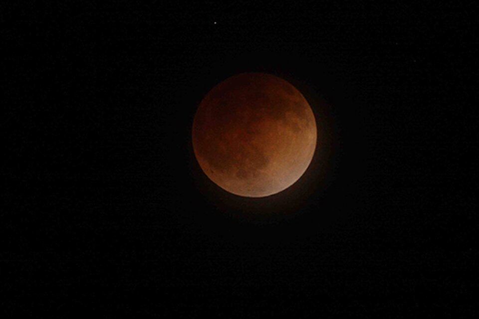 El eclipse lunar coincidió con el fenómeno de Luna de sangre en mayo 2022. 