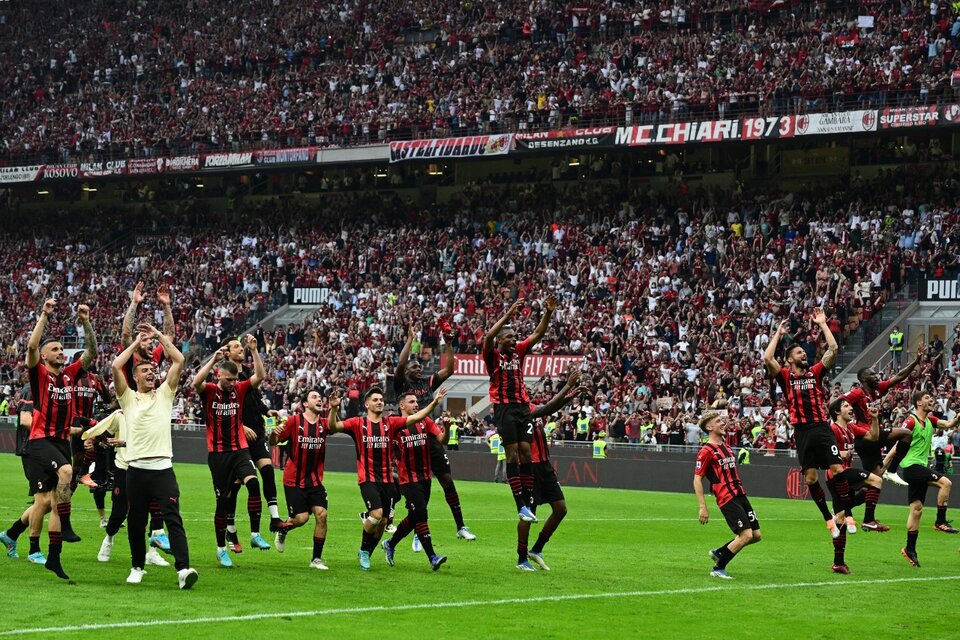 No es campeón aún, pero el equipo rossonero celebra por anticipado (Fuente: AFP)