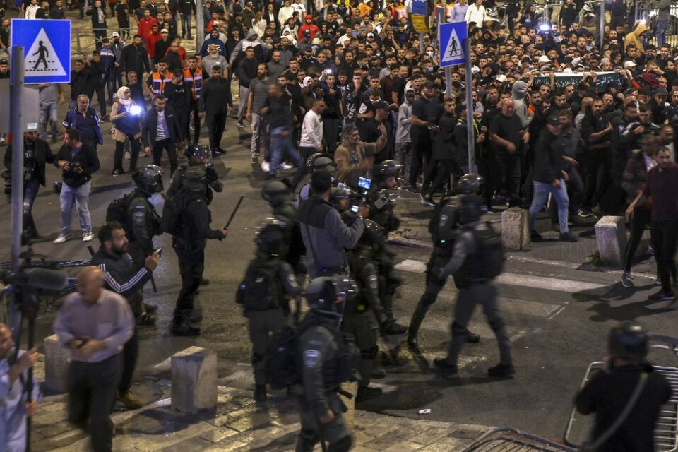 Al menos 16 personas fueron detenidas en los alrededores del cementerio donde se celebraba el funeral del joven Walid al Sharif. Foto: AFP.