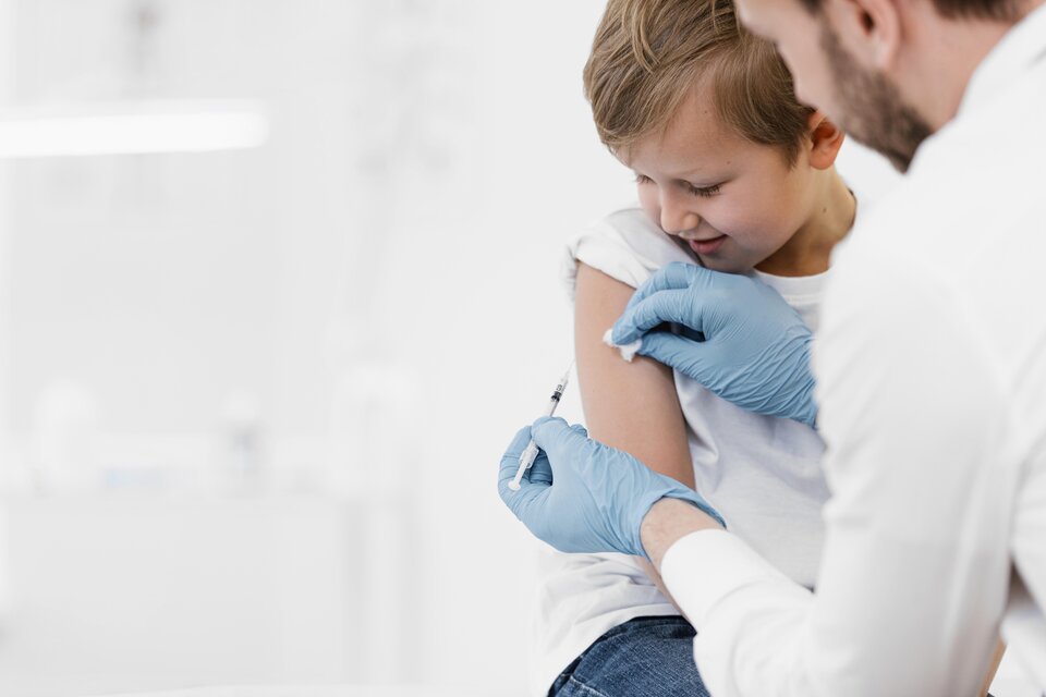 La FDA indicó que las vacunas siguen siendo "la forma más eficaz de prevenir el coronavirus". 