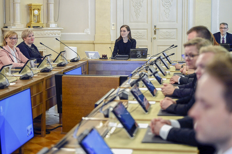 La primera ministra de Finlandia Sanna Marin preside una reunió de gabinete estemarte antes del anunció de que su país solicitará este miercoles ingresar a la OTAN. 