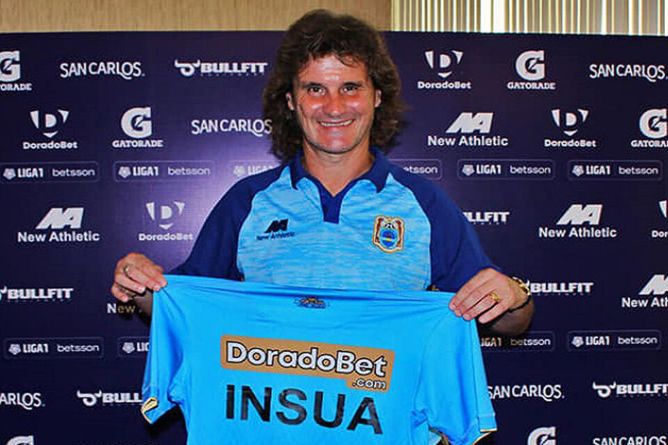 Insúa con la camiseta de Binacional, donde duró apenas tres partidos. (Fuente: Prensa Binacional de Perú)
