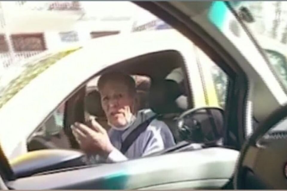 El taxista fue filmado tras haber protagonizado el accidente. Imagen: Canal 9
