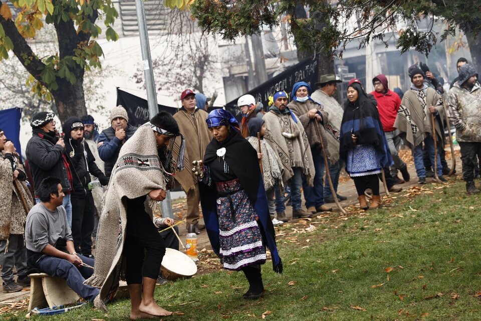 Protesta Mapuche frente a la cárcel de Temuco. (Fuente: EFE)