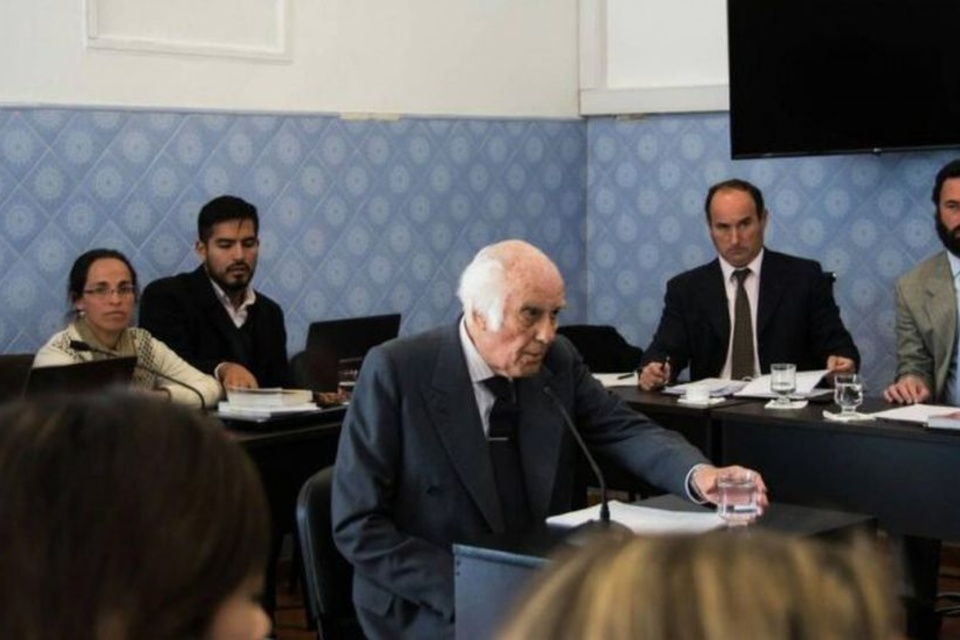Lona, en juicio oral en 2019. Detrás, la querella, y a su derecha, sus abogados.