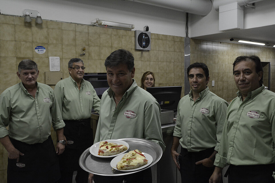 Mozos de la tradicional pizzería Santa María.  (Fuente: Sebastián Vargas)