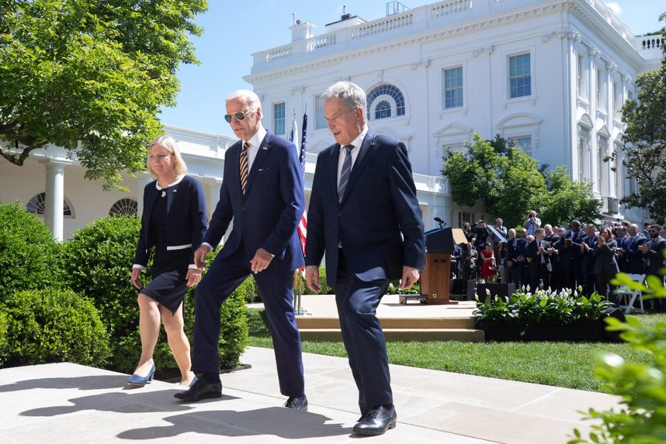 La premier sueca Magdalena Andersson, Biden y el presidente de Finlandia Sauli Niinisto en Washington.  (Fuente: EFE)