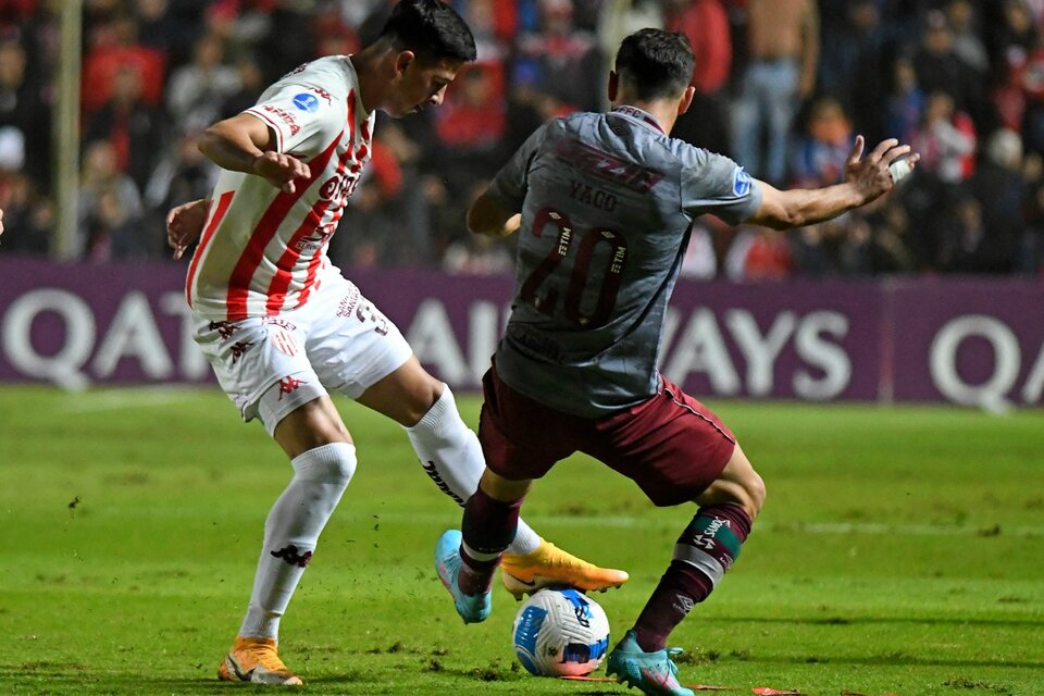 Esquivel disputa la pelota con Yago Felipe.  (Fuente: AFP)