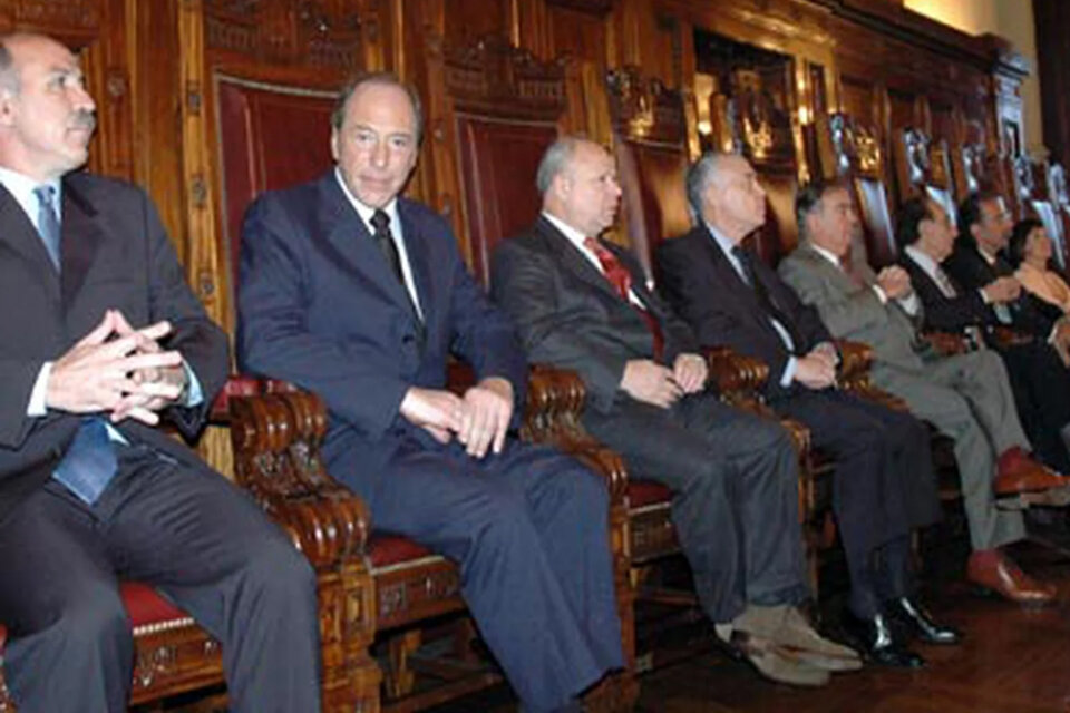 De los nueve miembros que tenía la Corte entonces, siete votaron por la inconstitucionalidad.
