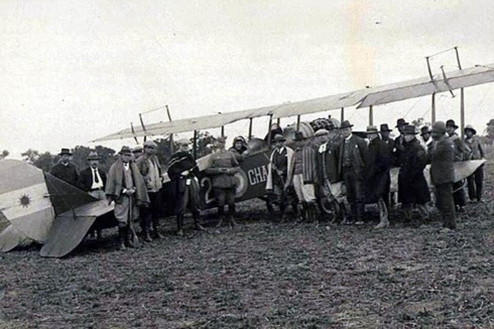 Los estancieros de la época posan junto al avión que sirvió para disparar desde el aire a mujeres y niños.