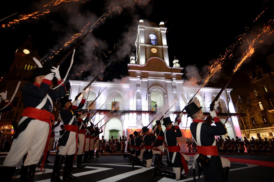 Festejos por el aniversario del 25 de Mayo: relevo de la guardia de honor del Cabildo de Buenos Aires.
