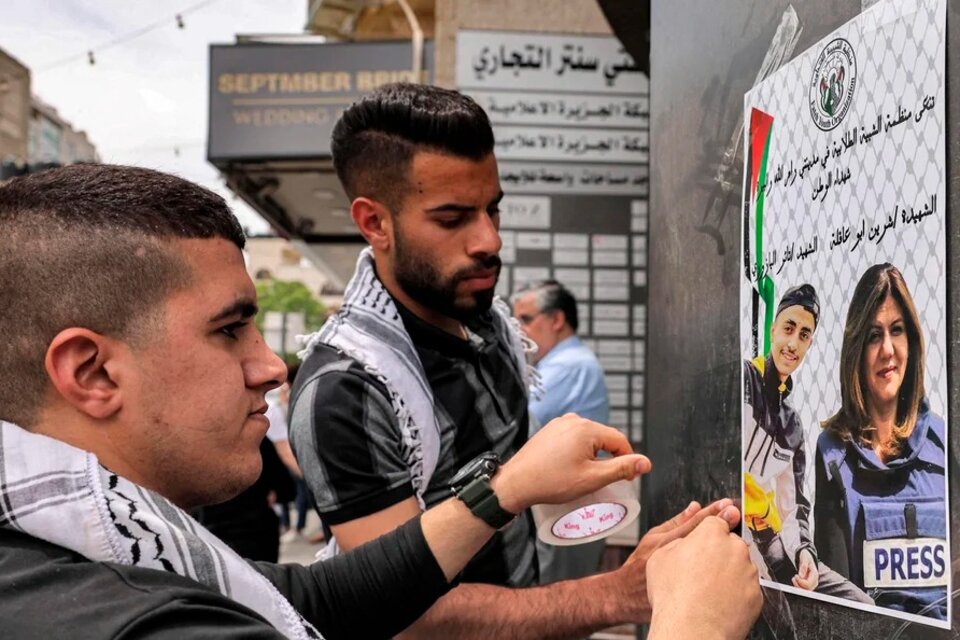 Los palestinos con carteles con los retratos del futbolista Thaer Yazouri y la periodista Shireen Abu Akleh (Fuente: AFP)