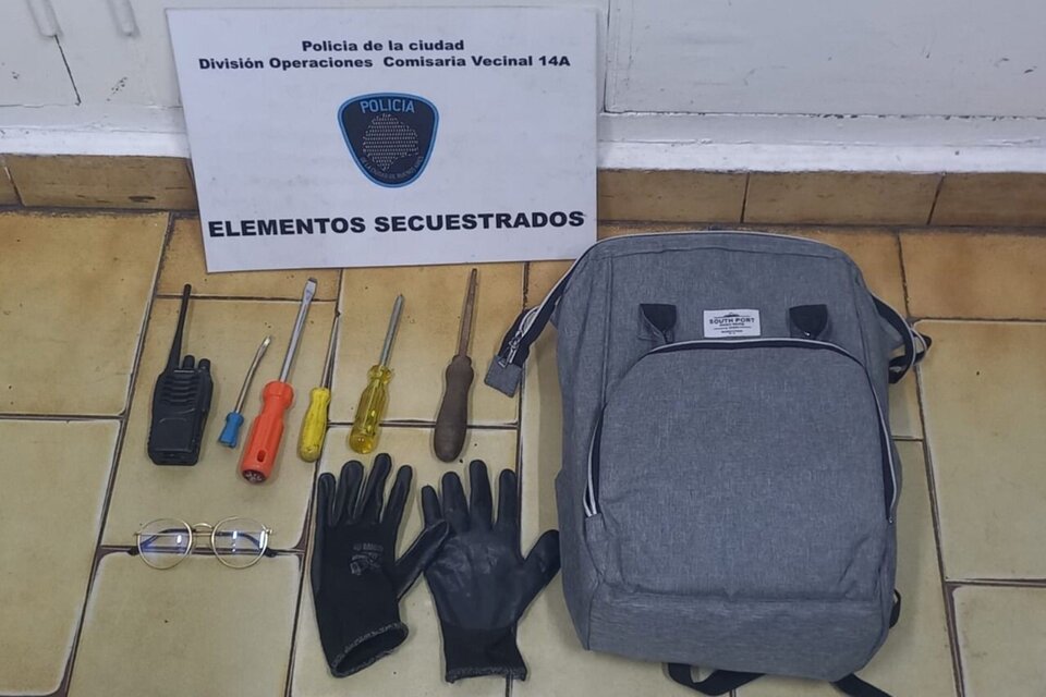 Un intercomunicador, un inhibidor de alarma y herramientas, entre otros elementos, fueron secuestrados durante la detención. Foto: Ministerio de Seguridad de la Ciudad
