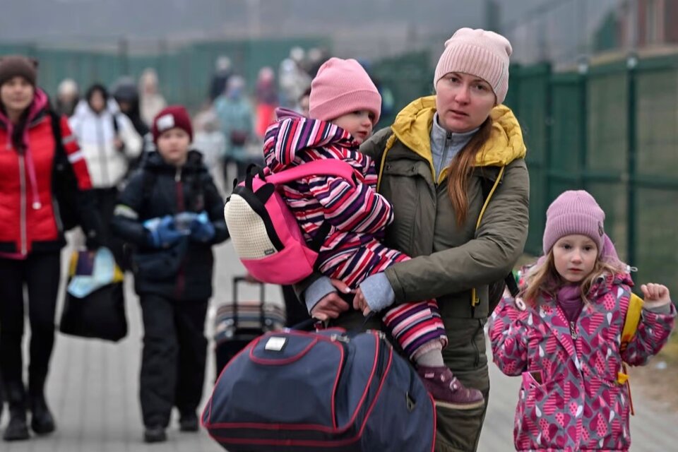 El número de refugiados y desplazados en el mundo rondaba los 90 millones de personas  a fines de 2021 y se le sumaron los 14 millones de ucranianos  que tuvieron que dejar sus hogares este año a causa de la guerra con Rusia. Foto: AFP.