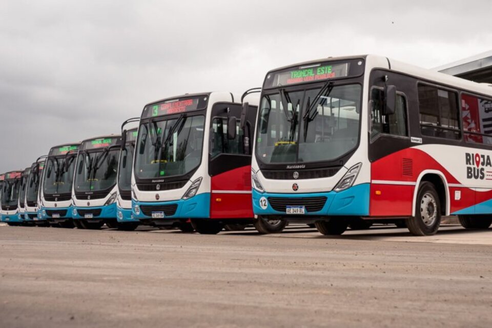 Rioja Bus brinda el servicio de transporte en la Capital y en Chilecito. 