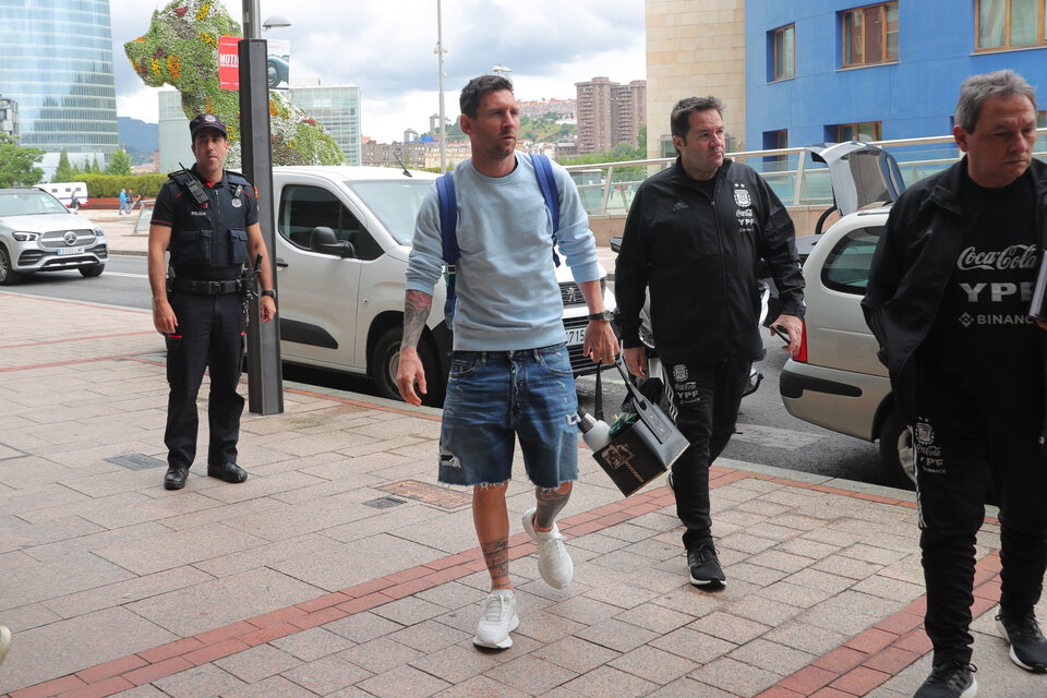 Messi en Bilbao, equipo de mate en mano (Fuente: @Argentina)