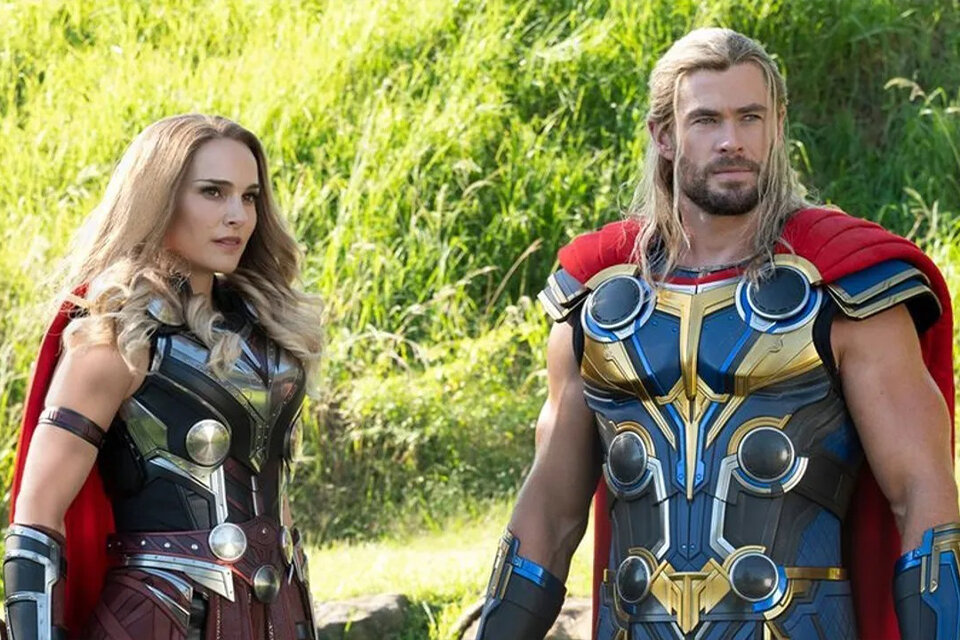 Thor (Chris Hemswort) junto a Mighty Thor (Natalie Portman) en el tráiler oficial de la cuarta película del Dios del Trueno, "Thor: Love and Thunder". Imagen: captura del tráiler (Marvel Entertainment)