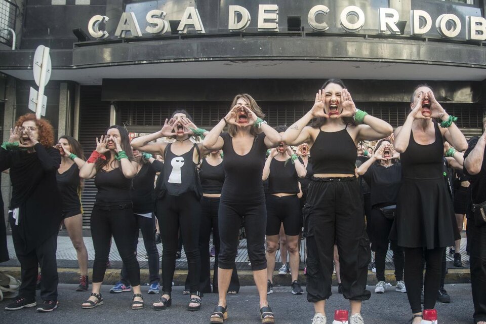 La performance  de Actrices Argentinas frente a la Casa de Córdoba pidiendo justicia para Flavia Saganías.