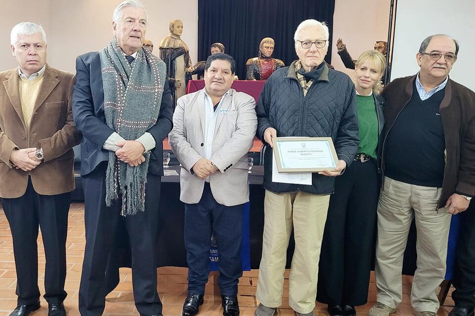 El intendente José Orellana (centro) junto a Alberto Figueroa Mintetti, empresario procesado, mostrando el diploma de reconocimiento.