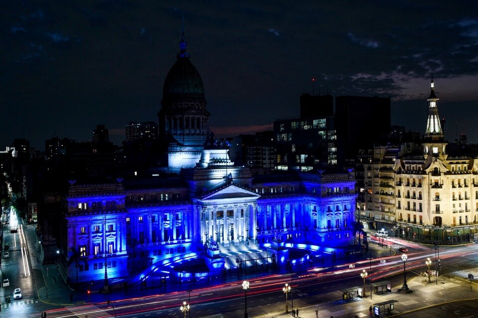 A 212 años de la Revolución de Mayo, el Congreso de la Nación se ilumina con los colores de la bandera argentina (Foto: Diputados).