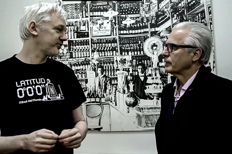 Julian Assange y Baltasar Garzón en una escena del film de apertura.