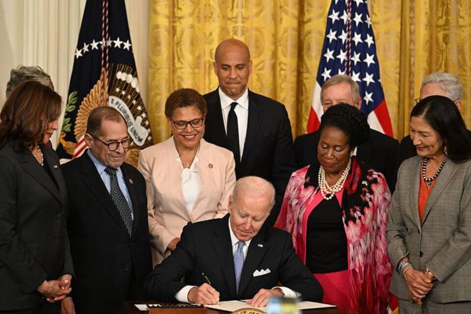 Biden, junto a familiares de George Floyd, firma una orden ejecutiva de reforma policial. (Fuente: AFP)