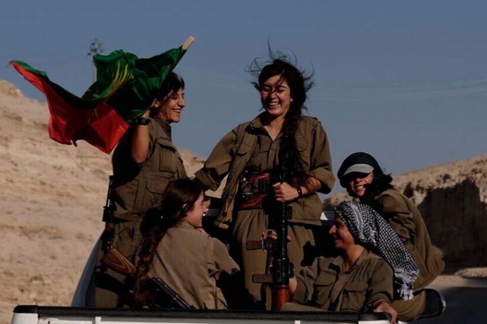 La historia de las mujeres de Kurdistán se profundizó en las últimas décadas a través de una perseverante militancia casa por casa, defendiendo el territorio kurdo a través de la insurgencia armada.  (Fuente: EFE)