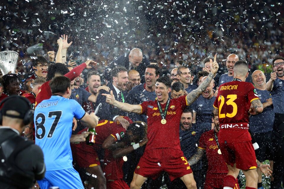 Los jugadores de la Roma de festejo (Fuente: EFE)