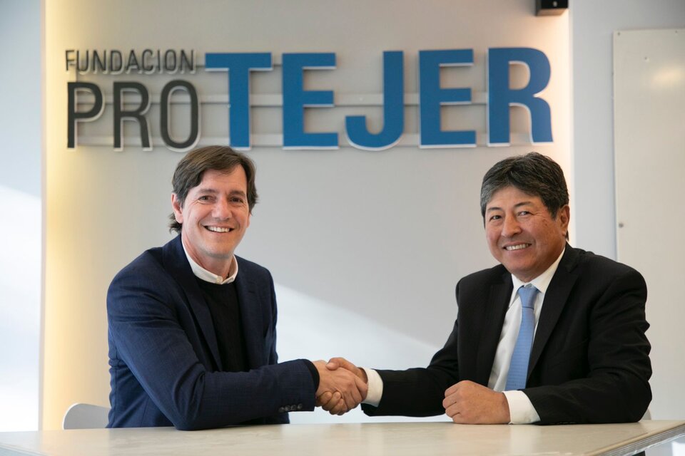 Luciano Galfione, nuevo titular de ProTejer, junto a Yeal Kim (presidente saliente)