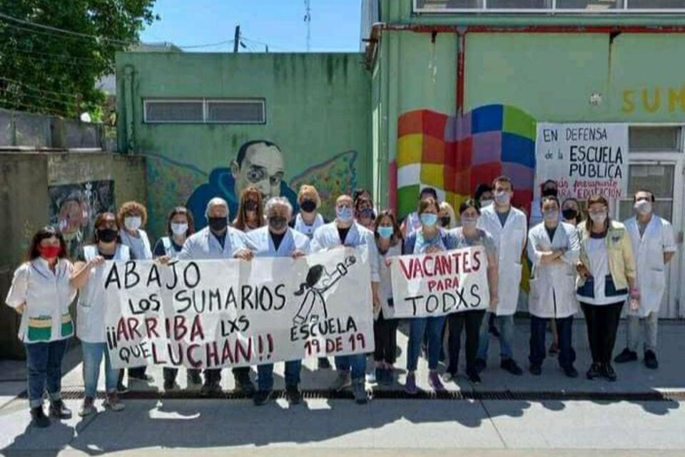 Los docentes de la escuela José Martí se manifestaron en contra de los sumarios iniciados.