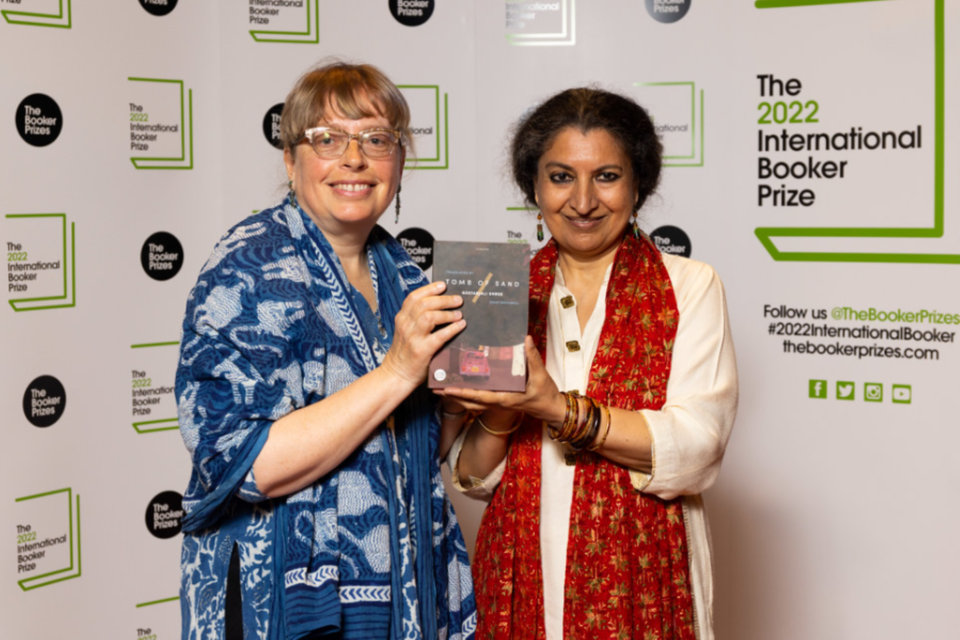 La escritora india Geetanjali Shree y la traductora de su libro, Daisy Rockwell. (Foto: Booker Prize)