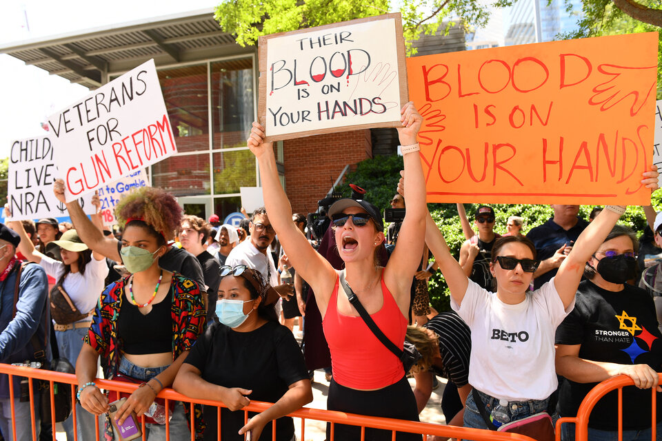 Manifestantes contrarios a la portación de armas frente a la convención de la NRA.