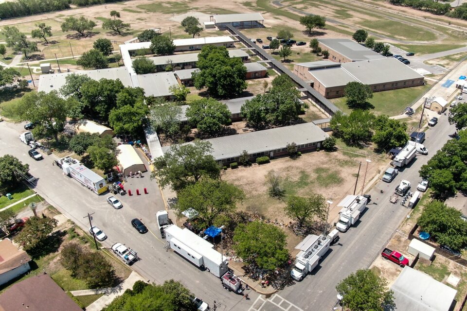 Una fotografía tomada por un dron muestra la escena posterior al tiroteo masivo en la Escuela Primaria Robb en Uvalde, Texas. (Fuente: EFE)