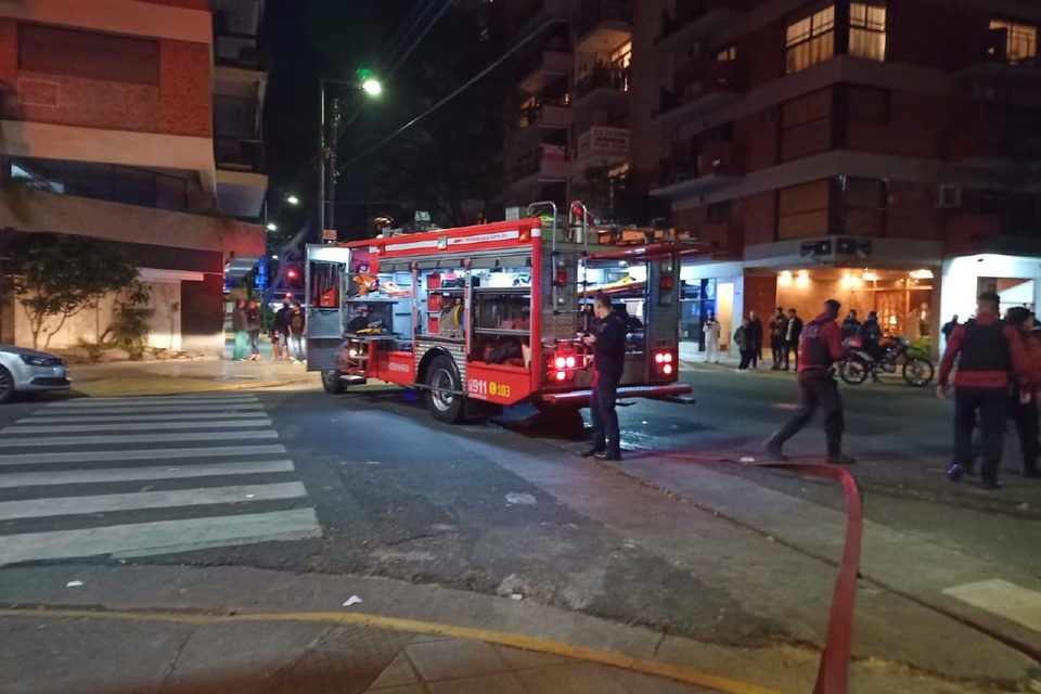 El incendio destruyó un departamento ubicado en Loreto y Amenábar. (Fuente: Twitter)