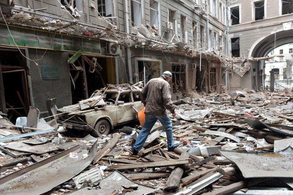 Un hombre camina sobre los escombros de un edificio bombardeado en Kharkiv.  (Fuente: AFP)