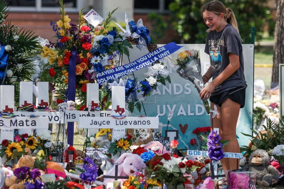 Una jovencita llora en el memorial de las víctimas del tiroteo en Texas. (Fuente: EFE)