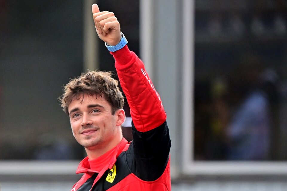 Leclerc saluda a su pública tras marcar la pole position (Fuente: AFP)