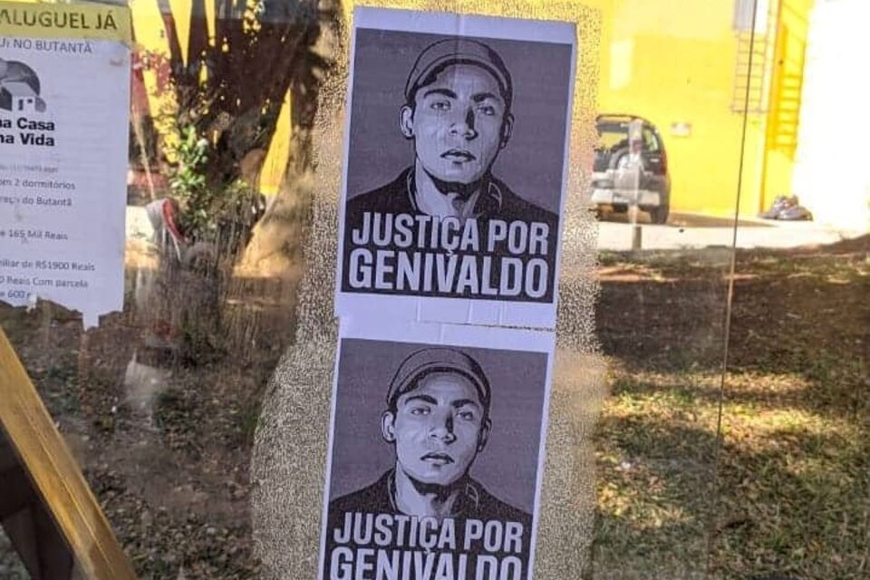 Vecinos y familiares de la víctima de la Policía estatal, pegaron afiches en el lugar donde Genivaldo de Jesús fue detenido en Umbaúba, estado de Sergipe. (Foto: Twitter)